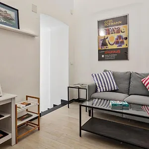 https://a-pochi-passi-da-piazza-de-ferrari.hotelitalianriviera.com